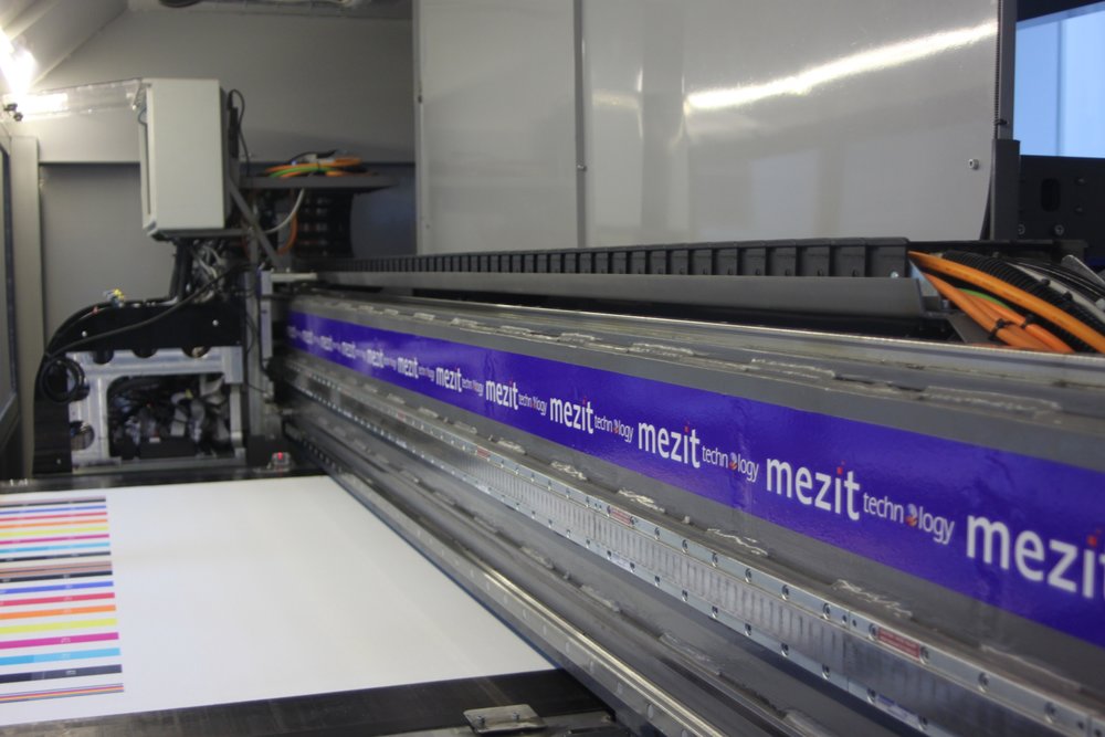 ERFOLGREICHE ENTWICKLUNG EINER SCHNELLEN UND LEISTUNGSSTARKEN INDUSTRIE-DIGITALDRUCKMASCHINE 
Industrie-Digitaldruckmaschine erstmals in der Türkei hergestellt